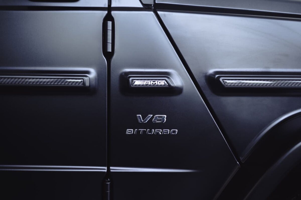 V8 Biturbo badge set into carbon-fibre trim